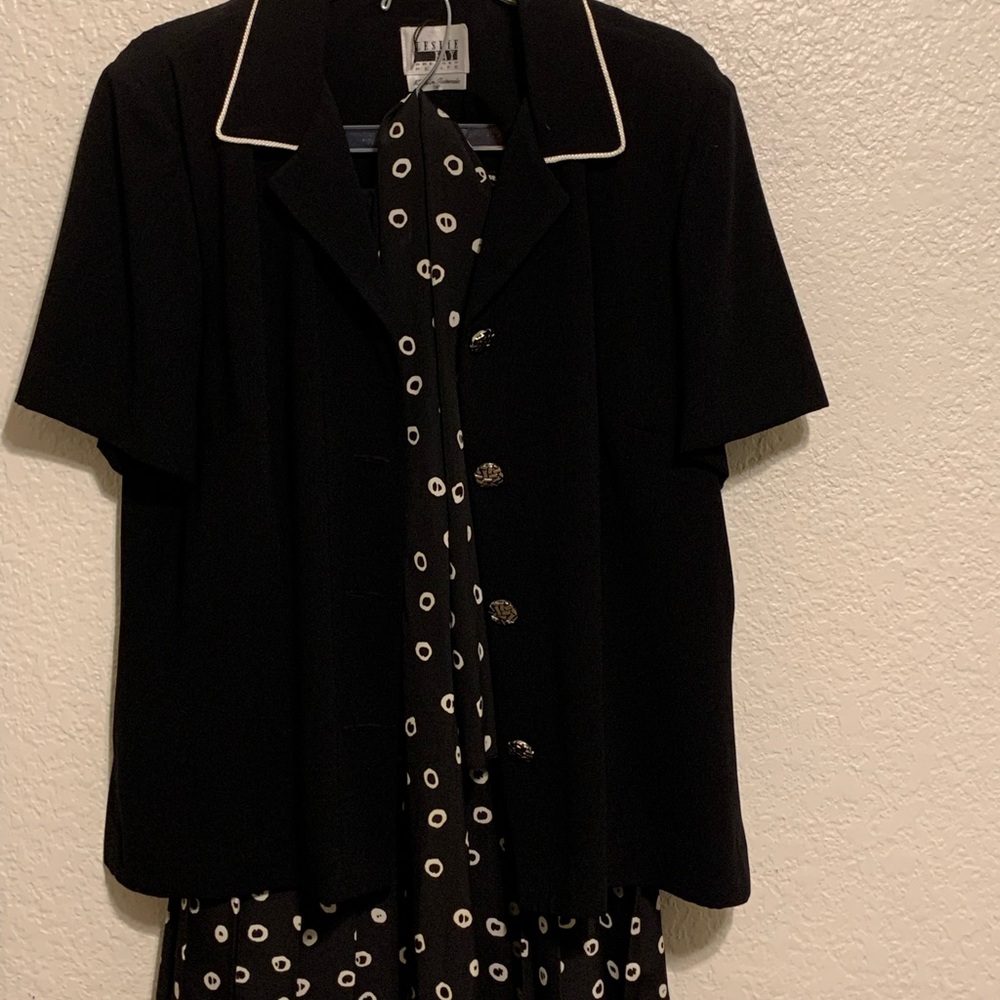 This is a Leslie Fay 3-Piece set which includes a Jacket, Scarf and Skirt
